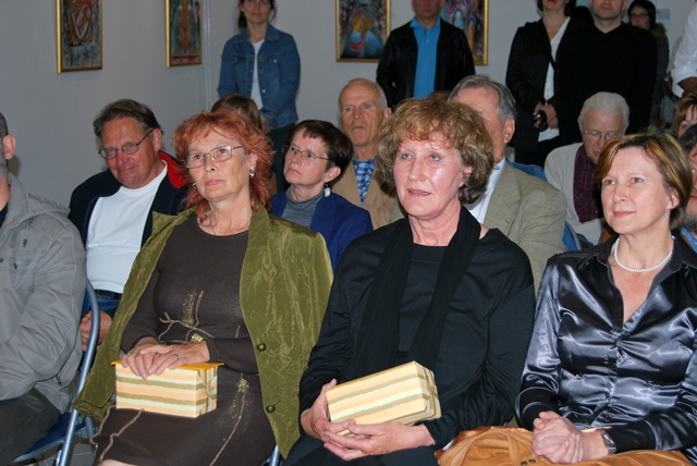 Slikarka Maja Černe (druga z desne)
